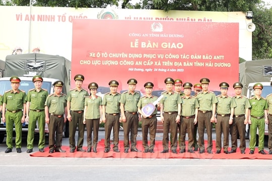 Hải Dương bàn giao 14 xe ô tô chuyên dụng cho lực lượng công an cấp xã